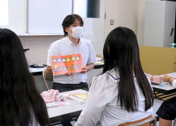 出前授業「表現とコミュニケーション-絵本のちから -」滋賀県立石部高校にて