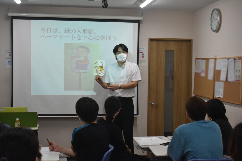 出前授業「表現とコミュニケーション　―人形劇、アニメの表現方法―」ペープサートの授業風景01