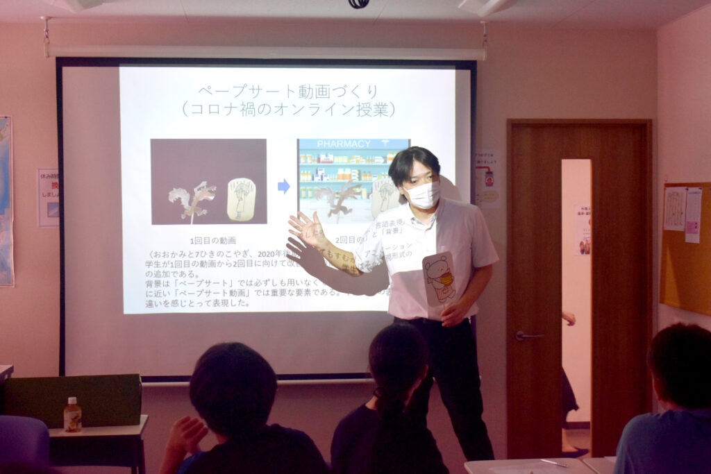 出前授業「表現とコミュニケーション ―人形劇、アニメの表現方法―」ペープサートの授業風景03
