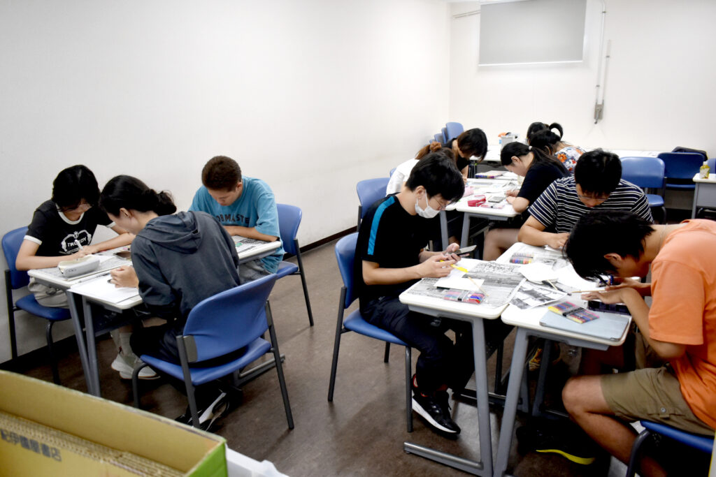 出前授業「表現とコミュニケーション ―人形劇、アニメの表現方法―」ペープサートの授業風景04